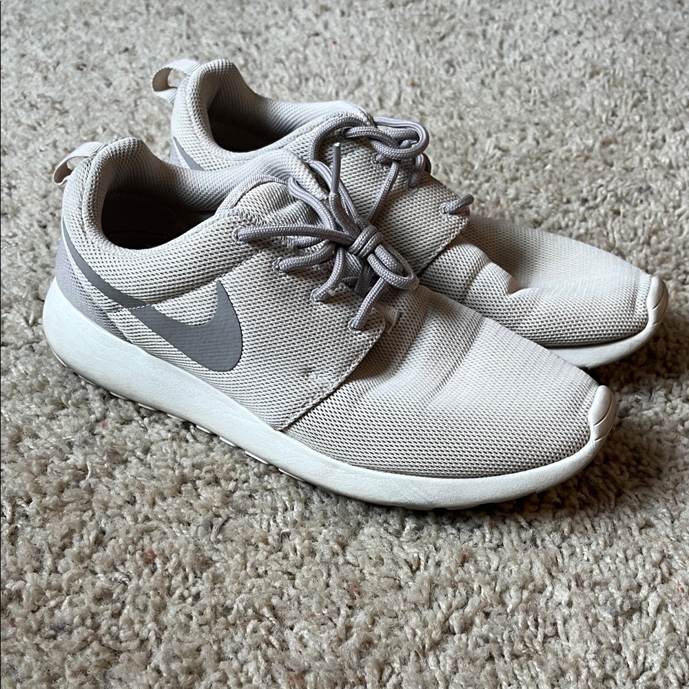 Nike Roshe One shoes